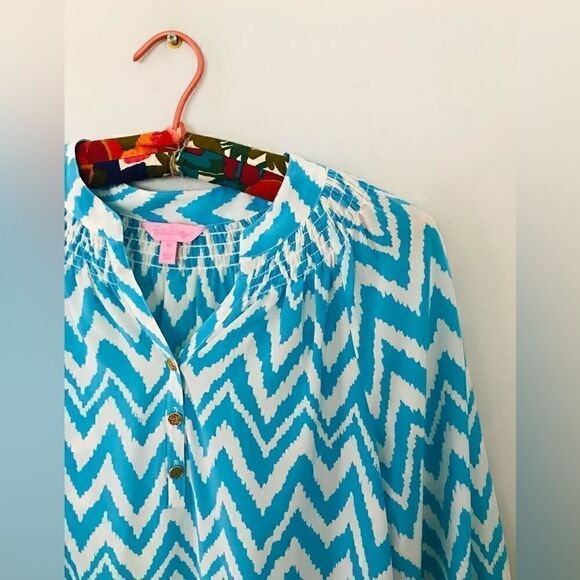 Lilly Pulitzer | blue and white 100% silk peasant top with gold logo buttons XS - Picture 2 of 7